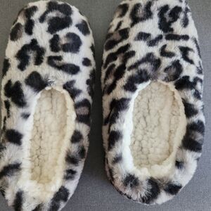 Plush leopard print slippers